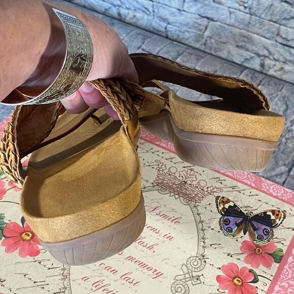 BareTraps Brown Slip On Sandals Style Jainna Women Size 7.5 Cushioned Wedge Heel - Picture 5 of 9